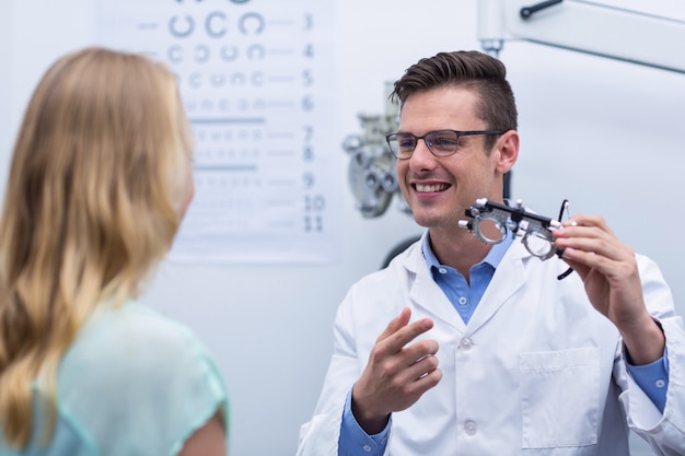 Optometrista discutiendo sobre messbrille con paciente femenino