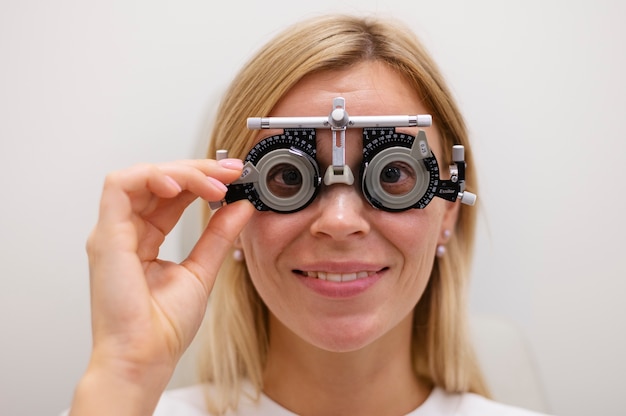 Foto optometrista escolhendo lentes para teste de paciente