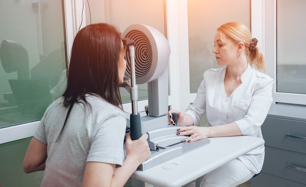 Optometrista está fazendo topografia da córnea. Exame da córnea. Clínica de oftalmologia