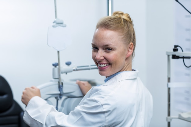 Optometrista feminina ajustando phoropter