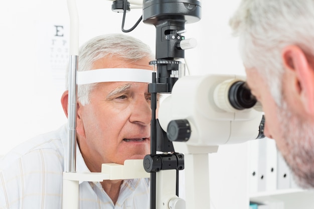 Optometrista haciendo prueba de vista para paciente senior