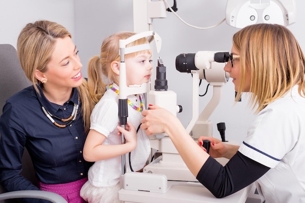 Optometrista verificando a visão da criança