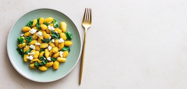 Ñoquis de calabaza con espinacas y queso blanco Alimentación saludable Comida vegetariana