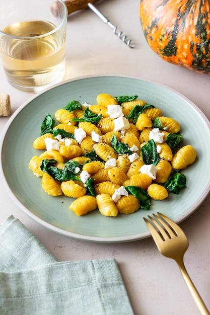 Ñoquis de calabaza con espinacas y queso blanco Alimentación saludable Comida vegetariana