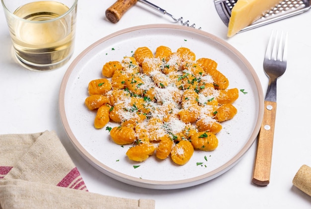 Ñoquis de calabaza con queso parmesano y hierbas Alimentación saludable Comida vegetariana