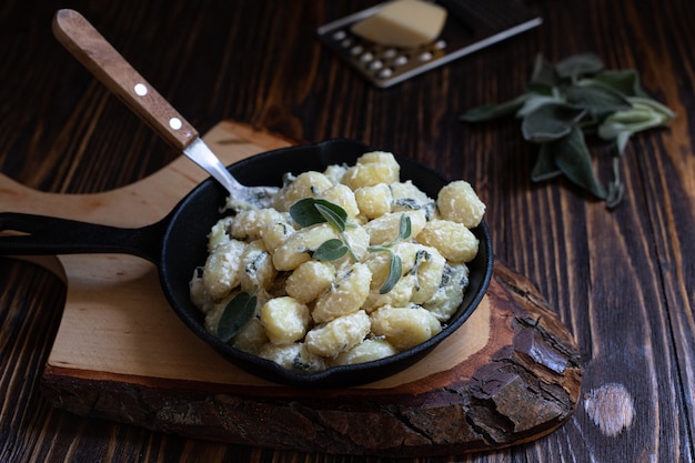 Ñoquis caseros italianos con mantequilla, queso y salvia