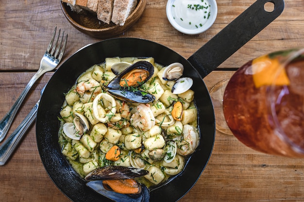 Ñoquis caseros con mariscos. Comida mediterránea.