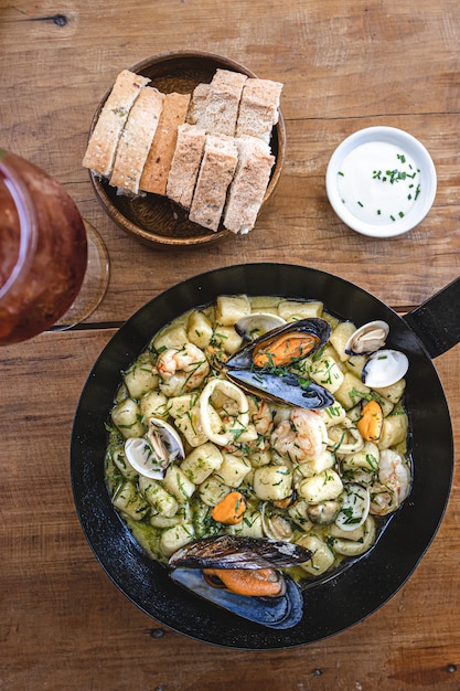 Ñoquis caseros con mariscos. Comida mediterránea.