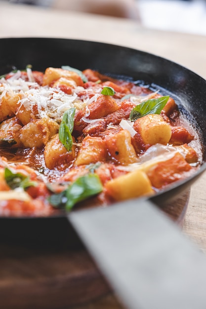 Ñoquis caseros en salsa de tomate. Comida italiana.