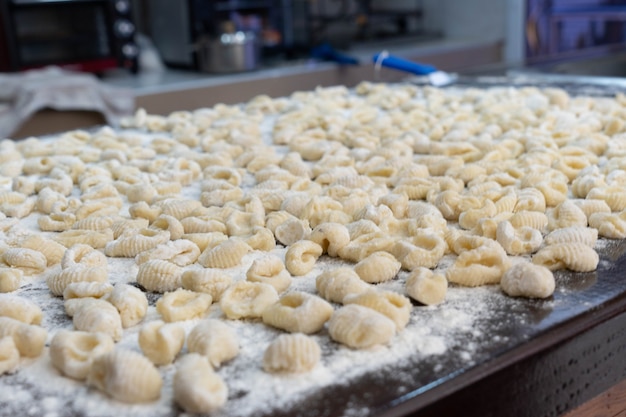 Ñoquis de patata caseros crudos.