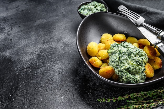 Ñoquis de patata caseros con espinacas en un plato