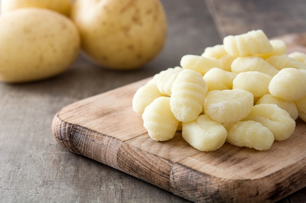 Ñoquis de patata cruda en mesa de madera