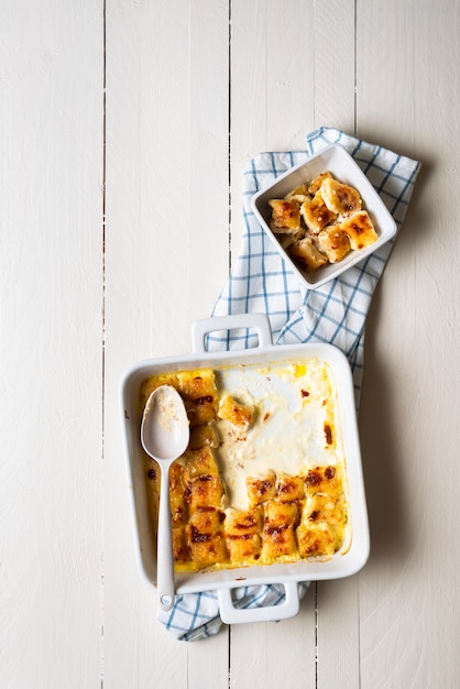 Ñoquis de queso en una bandeja de horno. Porción de ñoquis de queso gratinado