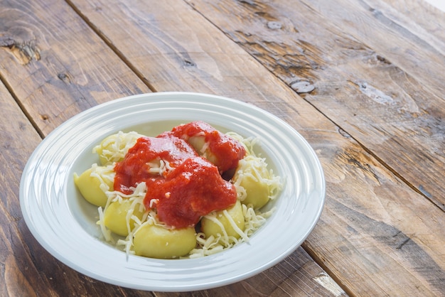 Ñoquis rellenos de pesto con salsa de tomate casera y queso