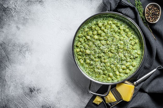 Ñoquis con salsa de albahaca y espinacas