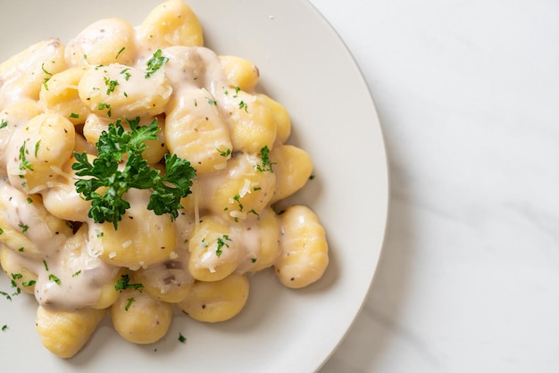 Ñoquis con salsa de crema de champiñones y queso