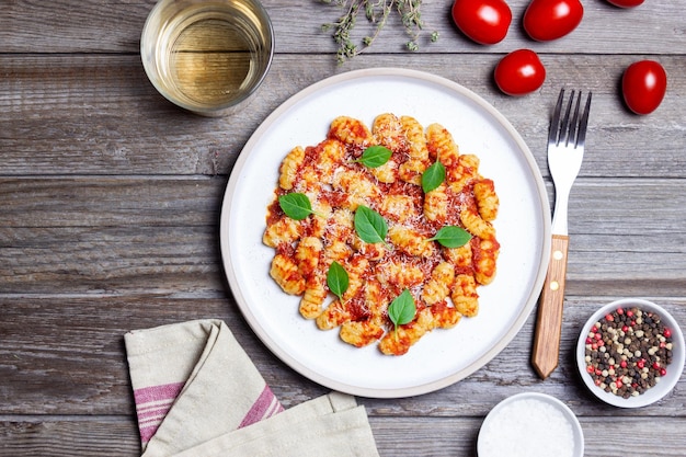 Ñoquis con salsa de tomate albahaca y queso parmesano Alimentación saludable Comida vegetariana Dieta