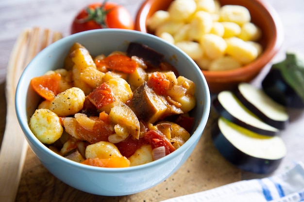 Ñoquis salteados con verduras a la plancha. Receta típica italiana.