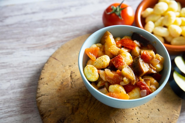 Ñoquis salteados con verduras a la plancha. Receta típica italiana.