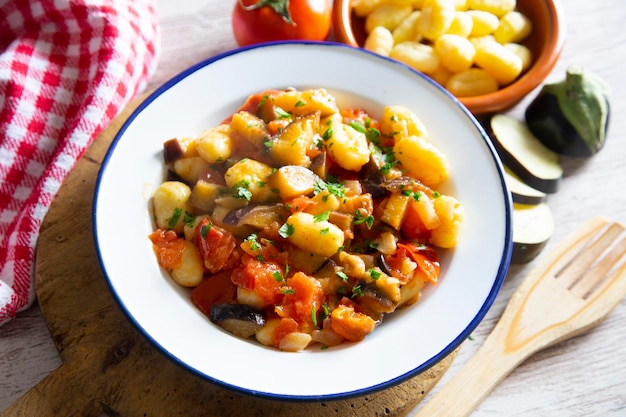 Ñoquis salteados con verduras a la plancha. Receta típica italiana.