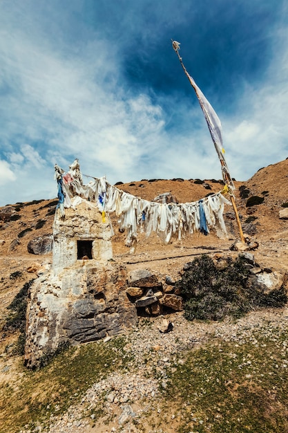 Oração budista sinaliza lungta no vale de spiti na índia