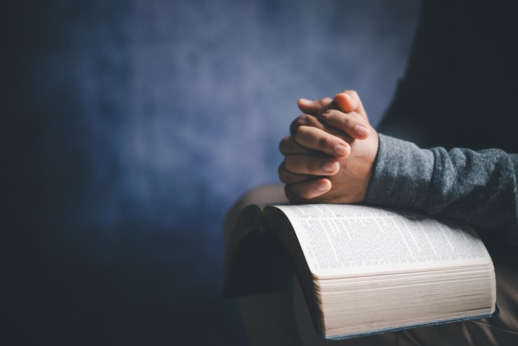 Foto oração de crise de vida cristã a deus adoração de mulher para deus bênção para desejar ter uma vida melhor mãos de mulher orando a deus com a bíblia implorando perdão e acreditar na bondade
