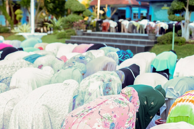 Oração do Eid pelos muçulmanos no campo. Eid al-Fitr é um feriado muçulmano após o jejum do Ramadã.