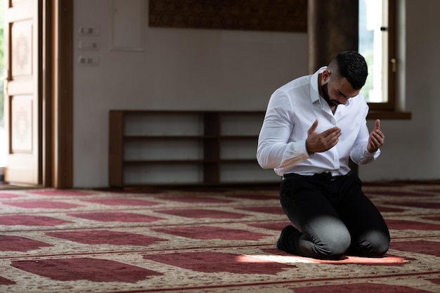 Oração muçulmana do empresário humilde na mesquita
