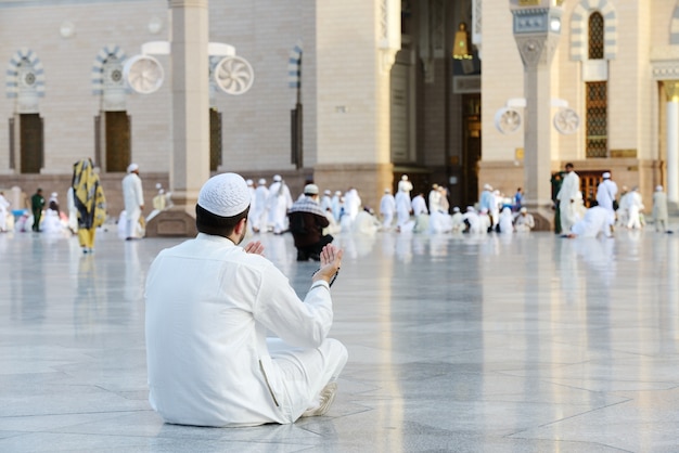 Oração muçulmana na mesquita sagrada