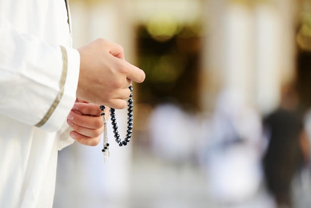 Oração muçulmana na mesquita sagrada