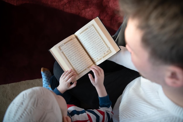 oração muçulmana pai e filho na mesquita orando e lendo o livro sagrado Alcorão juntos conceito de educação islâmica