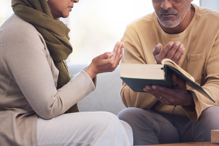 Foto oración de adoración y pareja musulmana con un corán leyendo y estudiando la fe espiritual en su casa religión gratitud y hombre y mujer santos e islámicos con una biblia durante la oración del ramadán