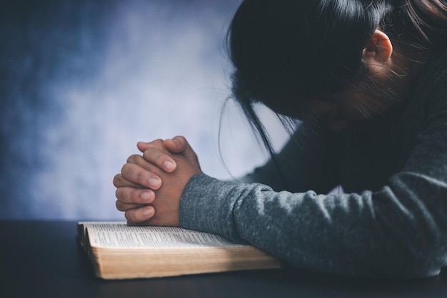 oración de crisis de la vida cristiana a dios adoración de la mujer a dios bendición para desear tener una vida mejor manos de la mujer orando a dios con la Biblia pidiendo perdón y creer en la bondad