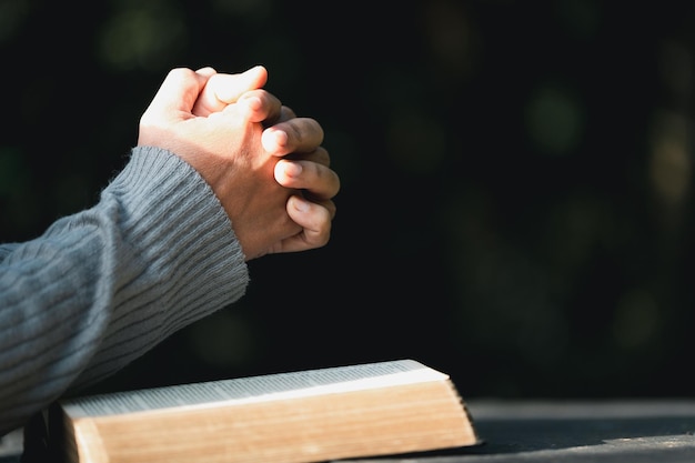 Foto oración de crisis de vida cristiana a dios mujer orar por la bendición de dios para desear tener una vida mejor manos de mujer orando a dios con la biblia rogando perdón y creer en la bondad