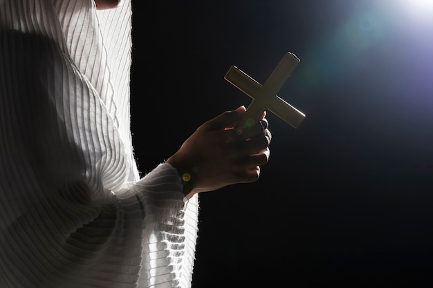 Oración con cruz de madera en luna llena