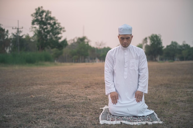 Oración del hombre islam blanco asiático Joven musulmán rezando Concepto del festival de Ramadán