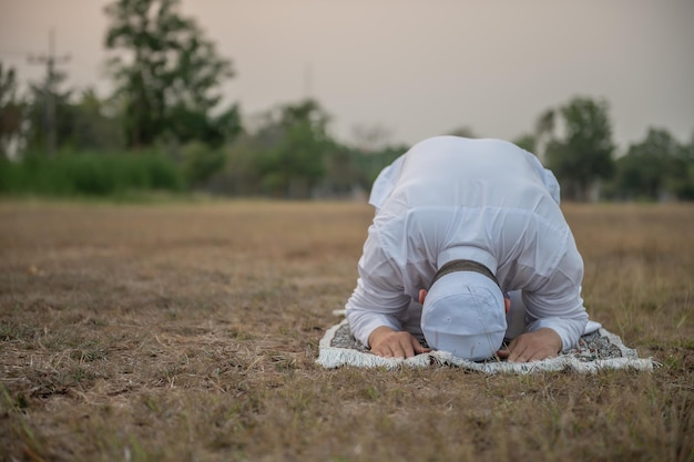 Oración del hombre islam blanco asiático Joven musulmán rezando Concepto del festival de Ramadán