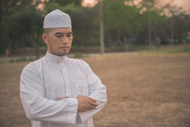 Oración del hombre islam blanco asiático Joven musulmán rezando Concepto del festival de Ramadán