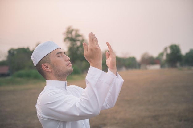 Oración del hombre islam blanco asiático Joven musulmán rezando Concepto del festival de Ramadán