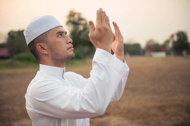 Oración del hombre islam blanco asiático Joven musulmán rezando Concepto del festival de Ramadán
