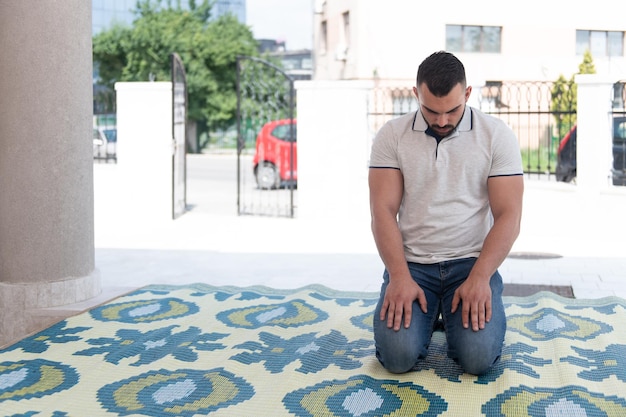 Oración humilde del hombre musulmán en la mezquita