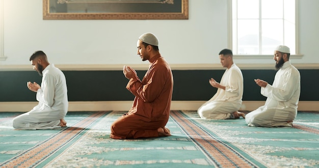 oración islámica y hombres santos en una mezquita para la religión espiritual juntos como un grupo para adorar a Alá en el Ramadán musulmán árabe y la gente con paz o respeto por la gratitud confianza y esperanza