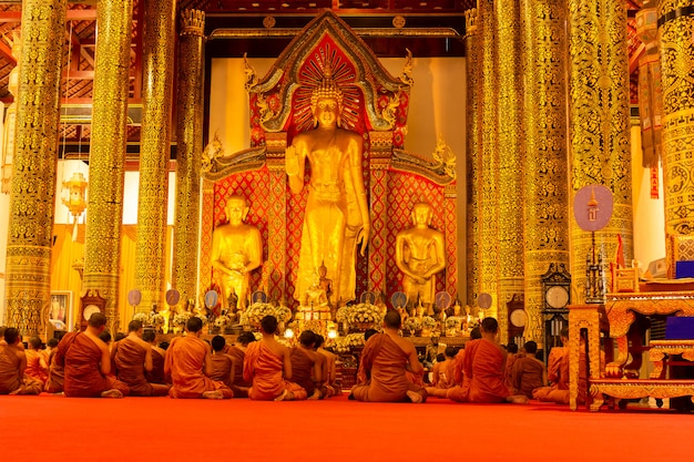 Oración del monje en los días de Buda en el templo Wat Chedi Luang.