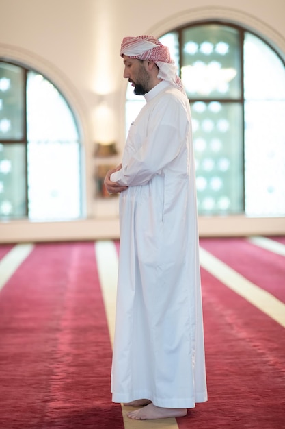 oración musulmana dentro de la mezquita en namaz adoración a Alá