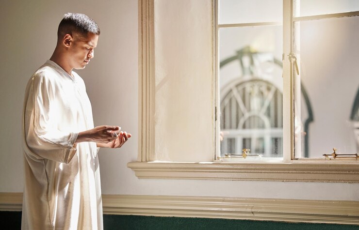 Foto oración musulmana o hombre en una mezquita rezando a alá por apoyo espiritual o bienestar en doha qatar religión paz o persona islámica en el templo para adorar o alabar a dios con gratitud