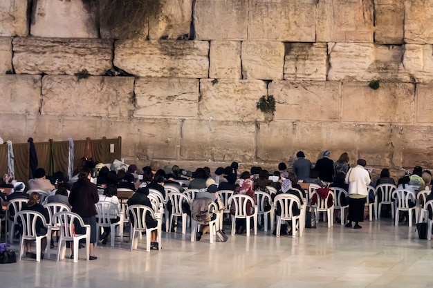 Orações femininas perto do muro das lamentações, muro das lamentações, uma páscoa na galeria das mulheres.