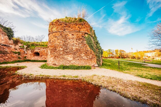 Oradea Romênia com Fortaleza também conhecida como Nagyvarad e no backround Catedrala Episcopala invierea Domnului Transilvânia Ocidental na Romênia