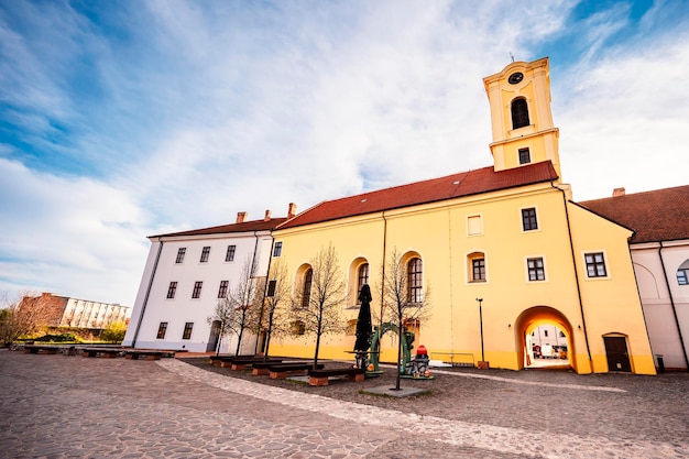 Oradea Romênia com Fortaleza também conhecida como Nagyvarad e no backround Catedrala Episcopala invierea Domnului Transilvânia Ocidental na Romênia