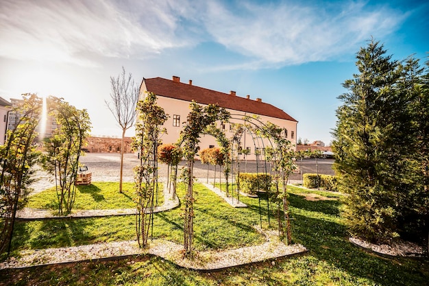 Oradea Romênia com Fortaleza também conhecida como Nagyvarad e no backround Catedrala Episcopala invierea Domnului Transilvânia Ocidental na Romênia