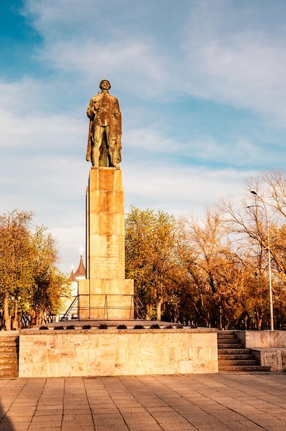 Oradea Romênia com Fortaleza também conhecida como Nagyvarad e no backround Catedrala Episcopala invierea Domnului Transilvânia Ocidental na Romênia